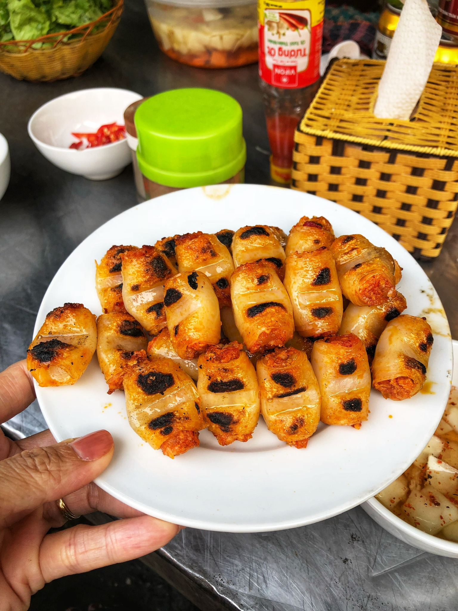 Lớp bánh phở nướng giòn ngoài, dai trong tạo điểm nhấn cho chả tôm