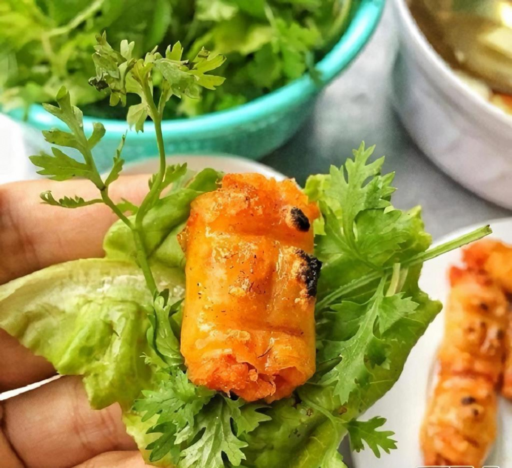 Chả tôm ngon có màu vàng tự nhiên, thơm mùi tôm và khói than