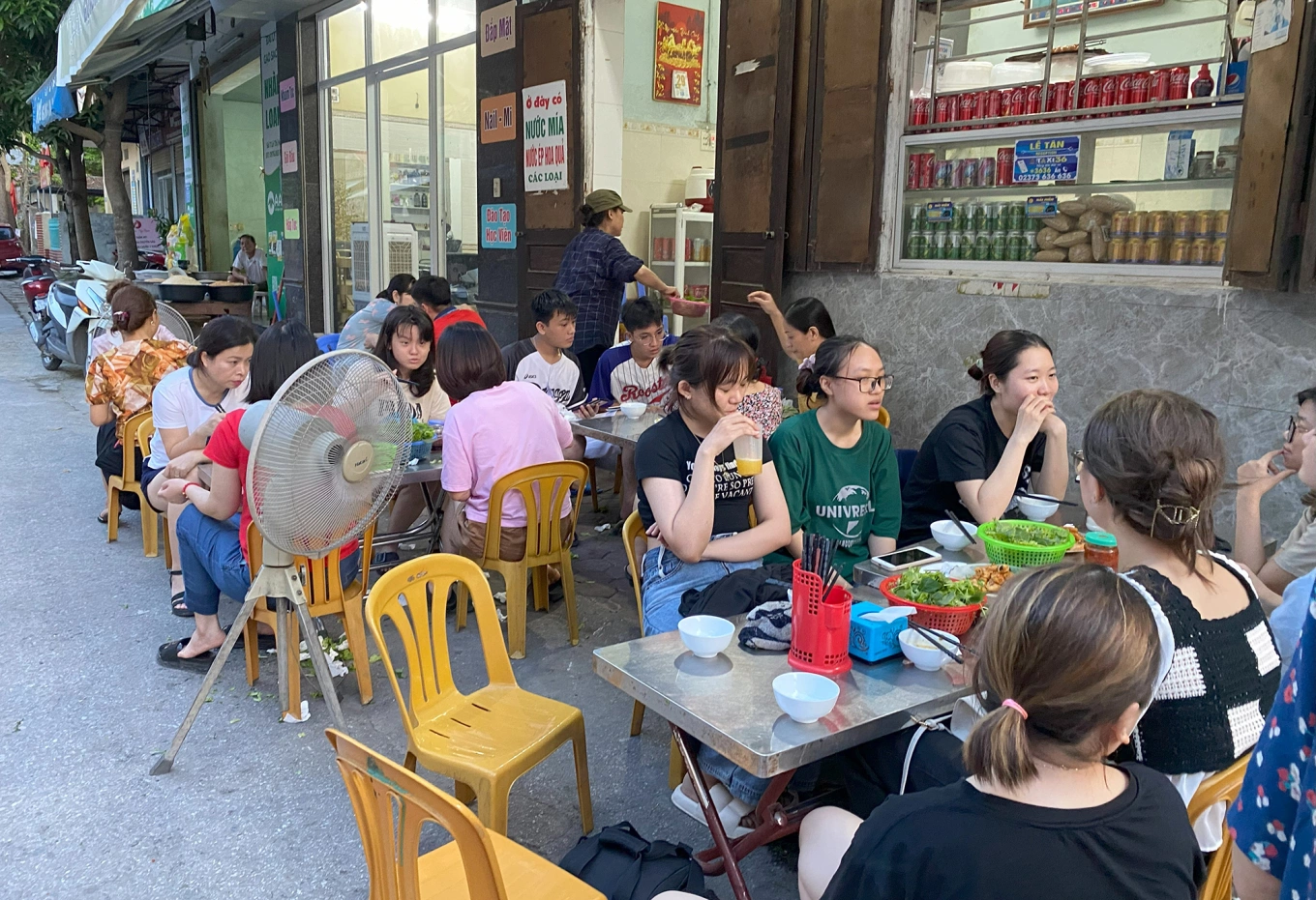 Chả tôm bà Thật nướng than tại chỗ, đông khách mỗi chiều