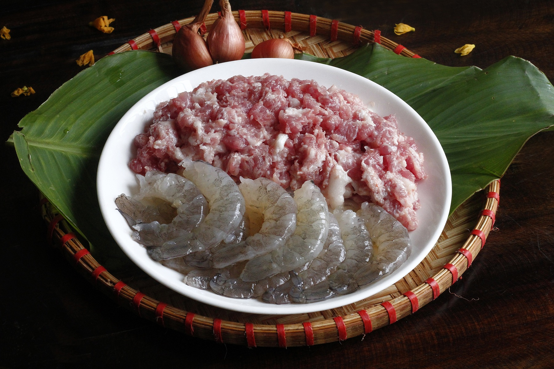 Tôm biển Sầm Sơn và tôm đất sông tạo nên hai sắc vị chả tôm khác biệt