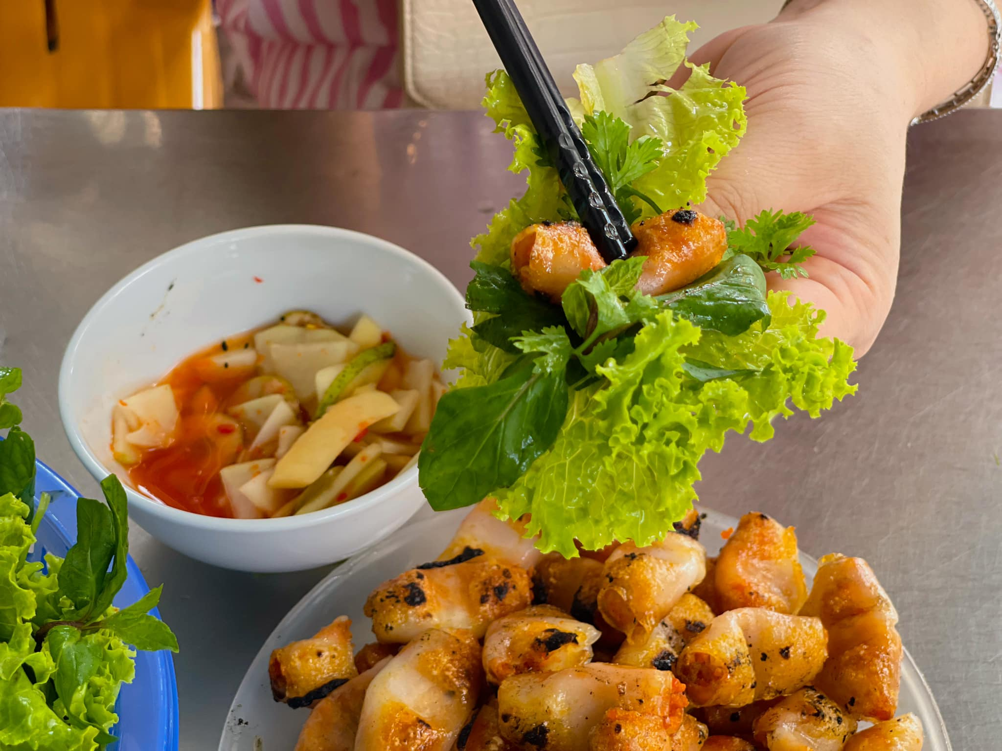 Nước chấm chua ngọt và rau sống giúp chả tôm thêm tròn vị