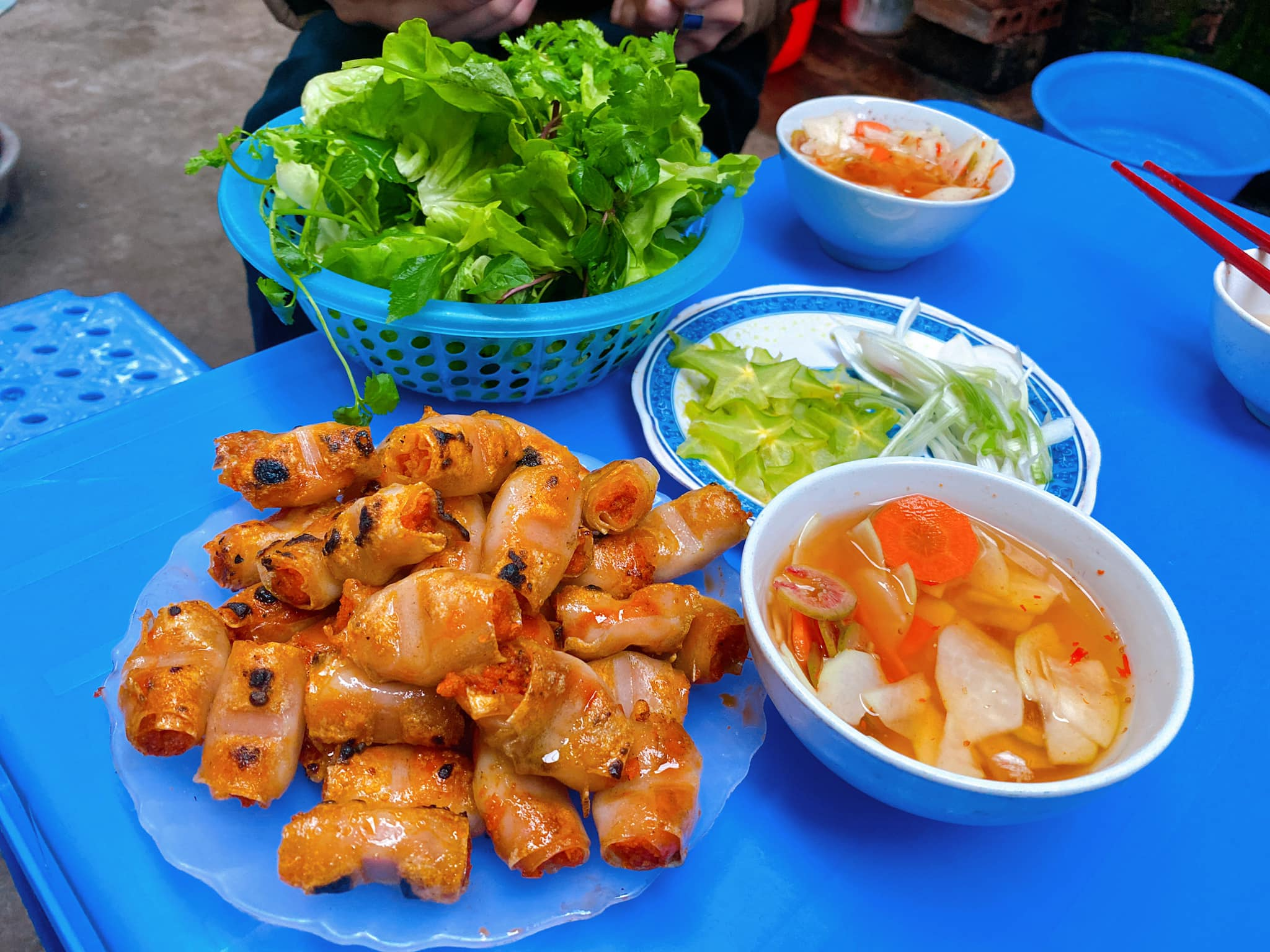 Cuốn bánh phở chặt tay giúp chả tôm giữ form, không bung khi nướng