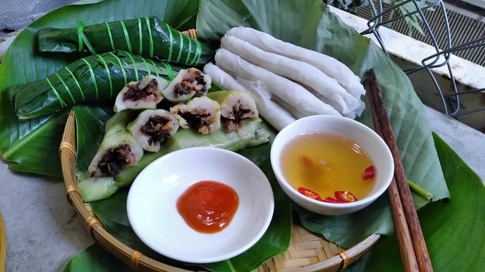 Bánh nóng chấm mắm chanh ớt: đơn giản mà “đỉnh”. 