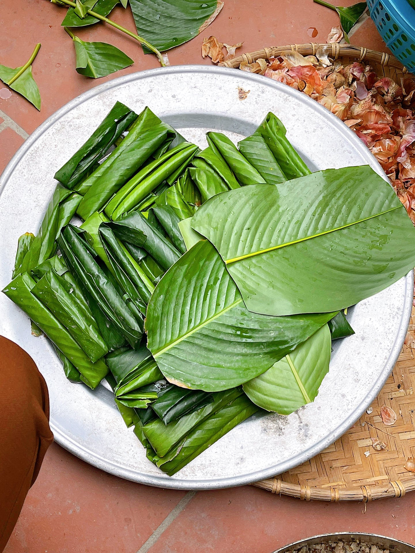 Nguyên liệu “nhà quê” mà ra món ngon: gạo tẻ, thịt, mộc nhĩ, hành khô, lá gói
