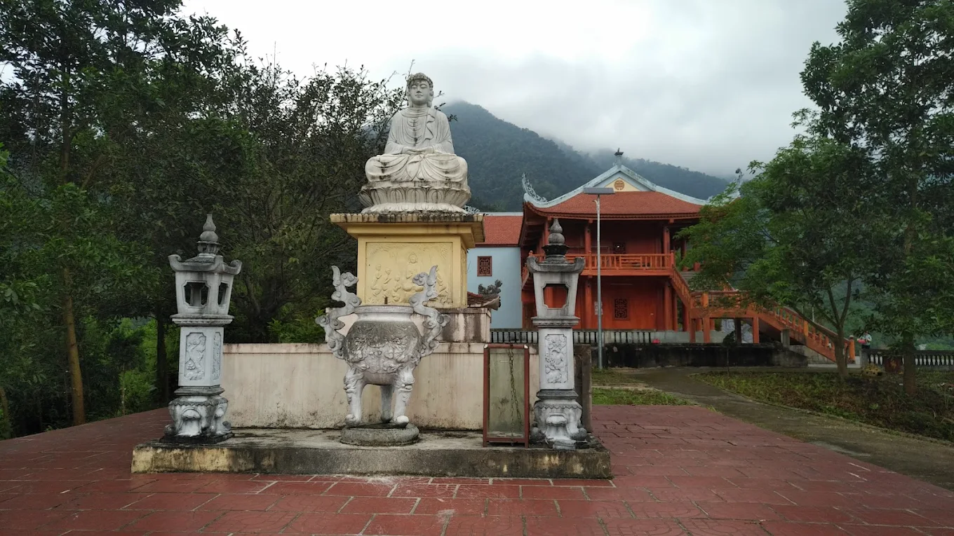 Không gian thanh tịnh quanh đền