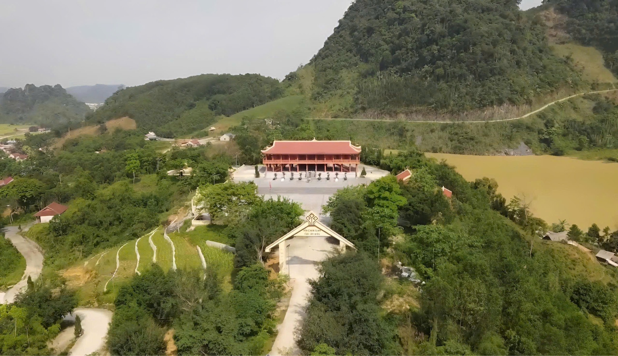 Đền Chín Gian tọa lạc trên đỉnh Pú Pỏm giữa núi rừng Như Xuân