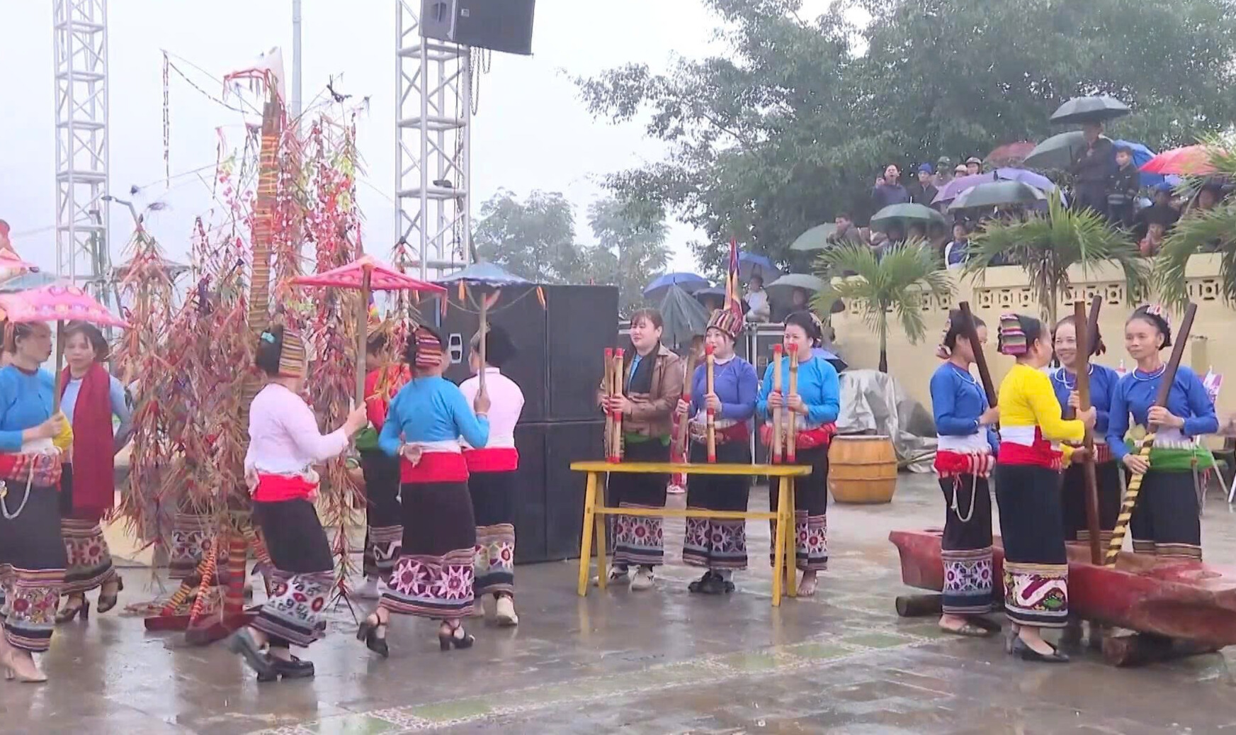 Phần “hội” sôi động với sự tham gia của đông đảo người dân