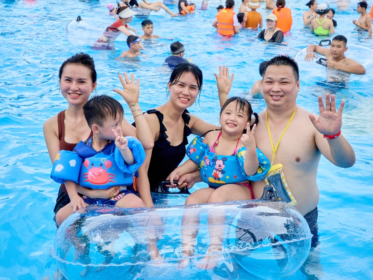 Các bạn nhỏ cần mặc áo phao và luôn được phụ huynh theo sát trong quá trình vui chơi.