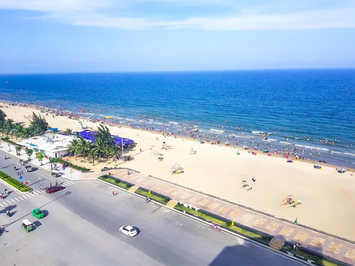 Mùa hè là thời điểm Sầm Sơn đông đúc nhất