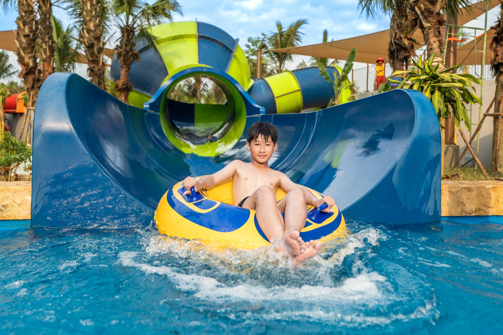 Những đường trượt sắc màu là phông nền lý tưởng cho bức hình check-in mùa hè năng động, trẻ trung.