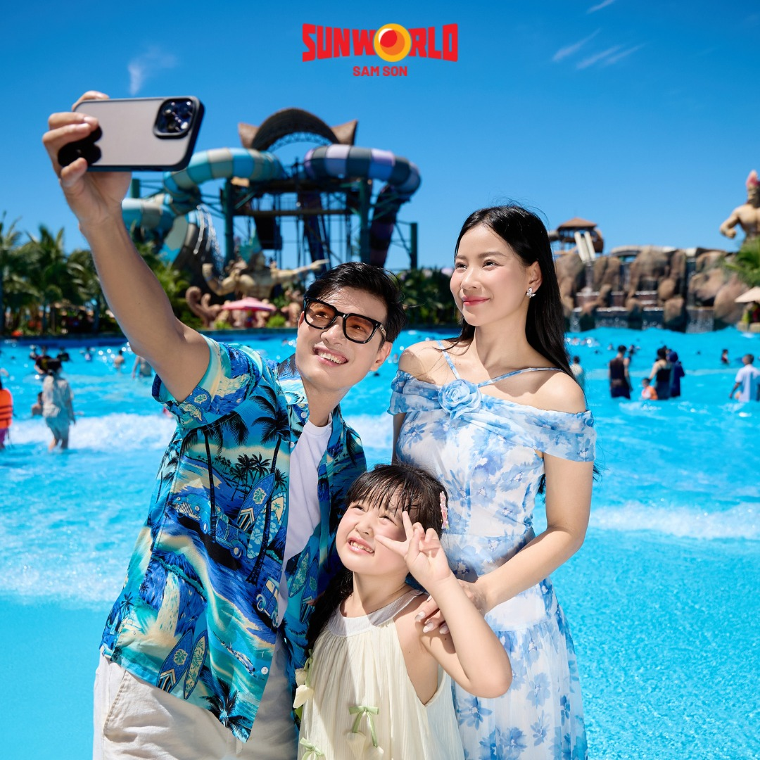 Du khách check-in với hồ nước rộng lớn tại Vịnh Sóng Thần.