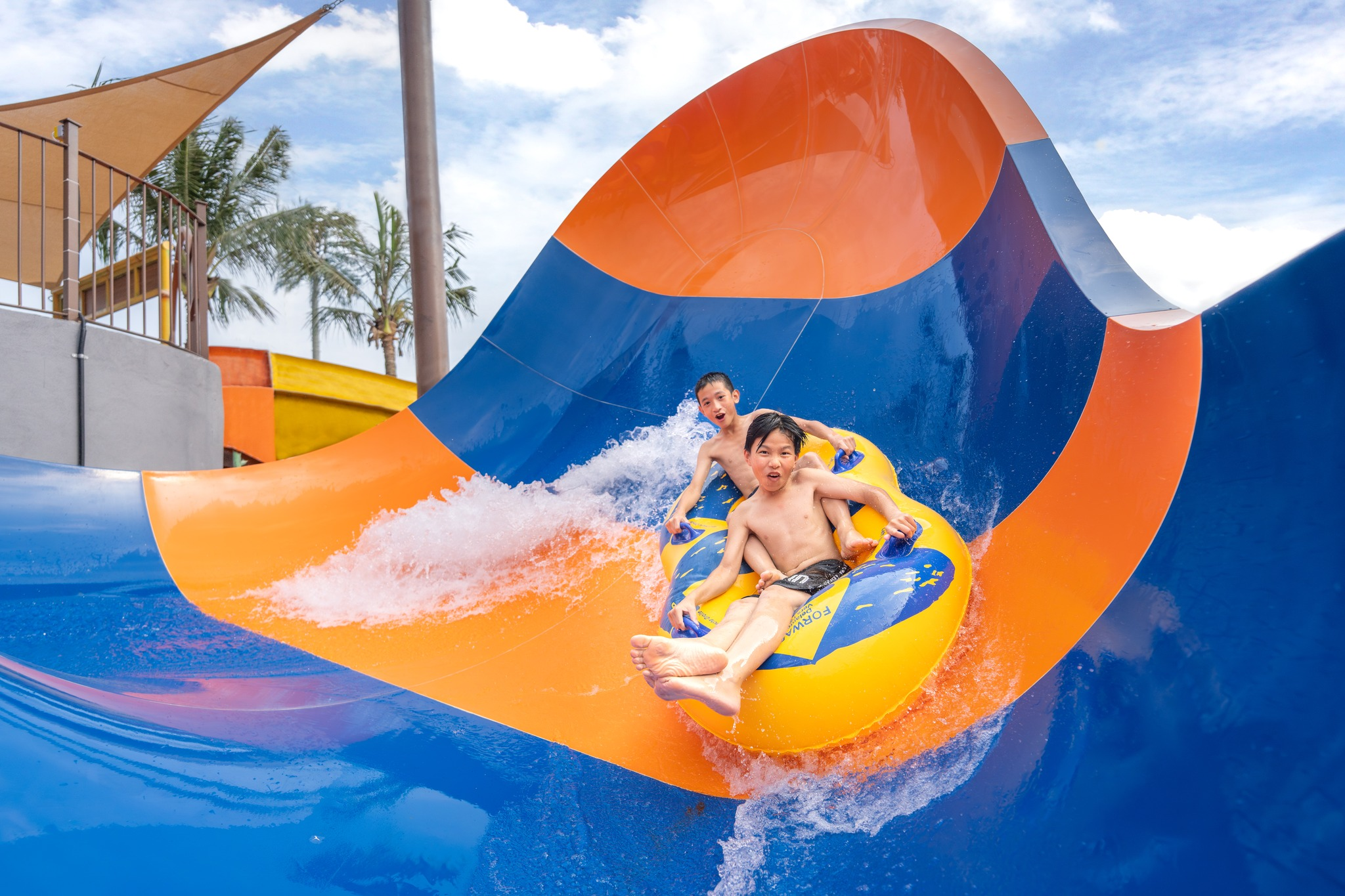 Du khách thích thú trải nghiệm những đường trượt tốc độ tại Sun World Sam Son.
