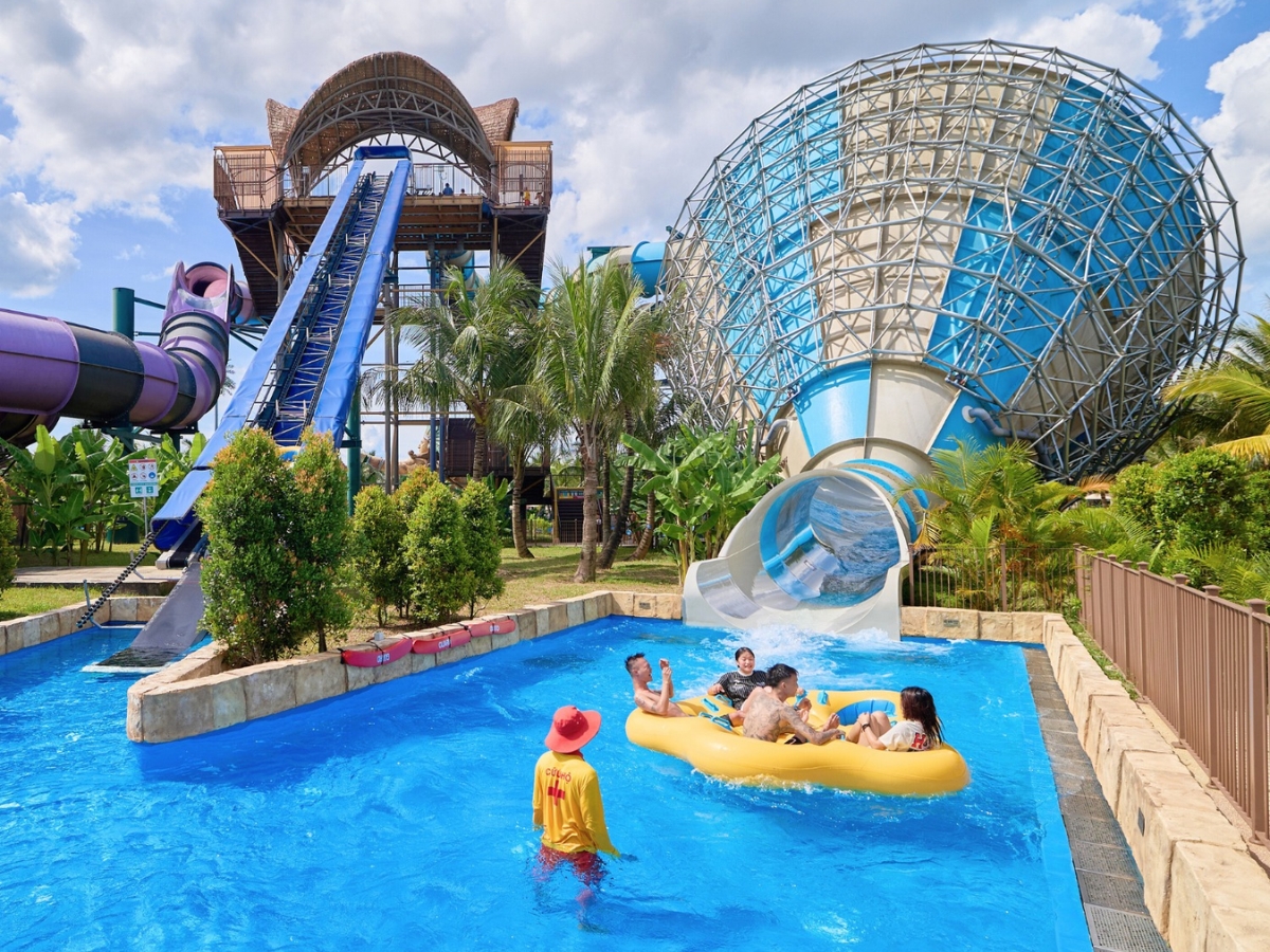 Du khách vui chơi thỏa thích tại công viên nước Sun World Sam Son.