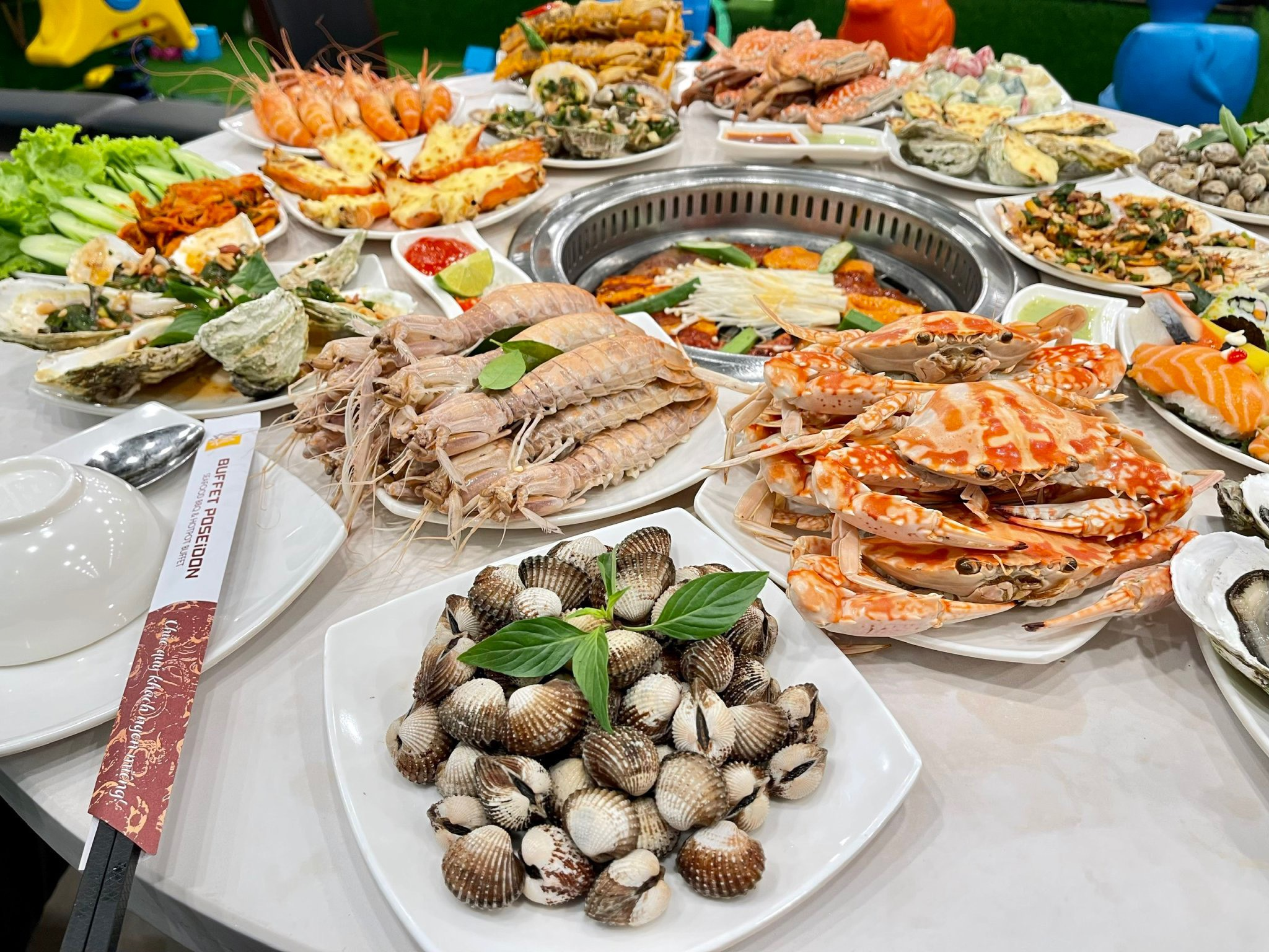 Thưởng thức hải sản là một phần không thể thiếu khi du lịch biển Sầm Sơn.