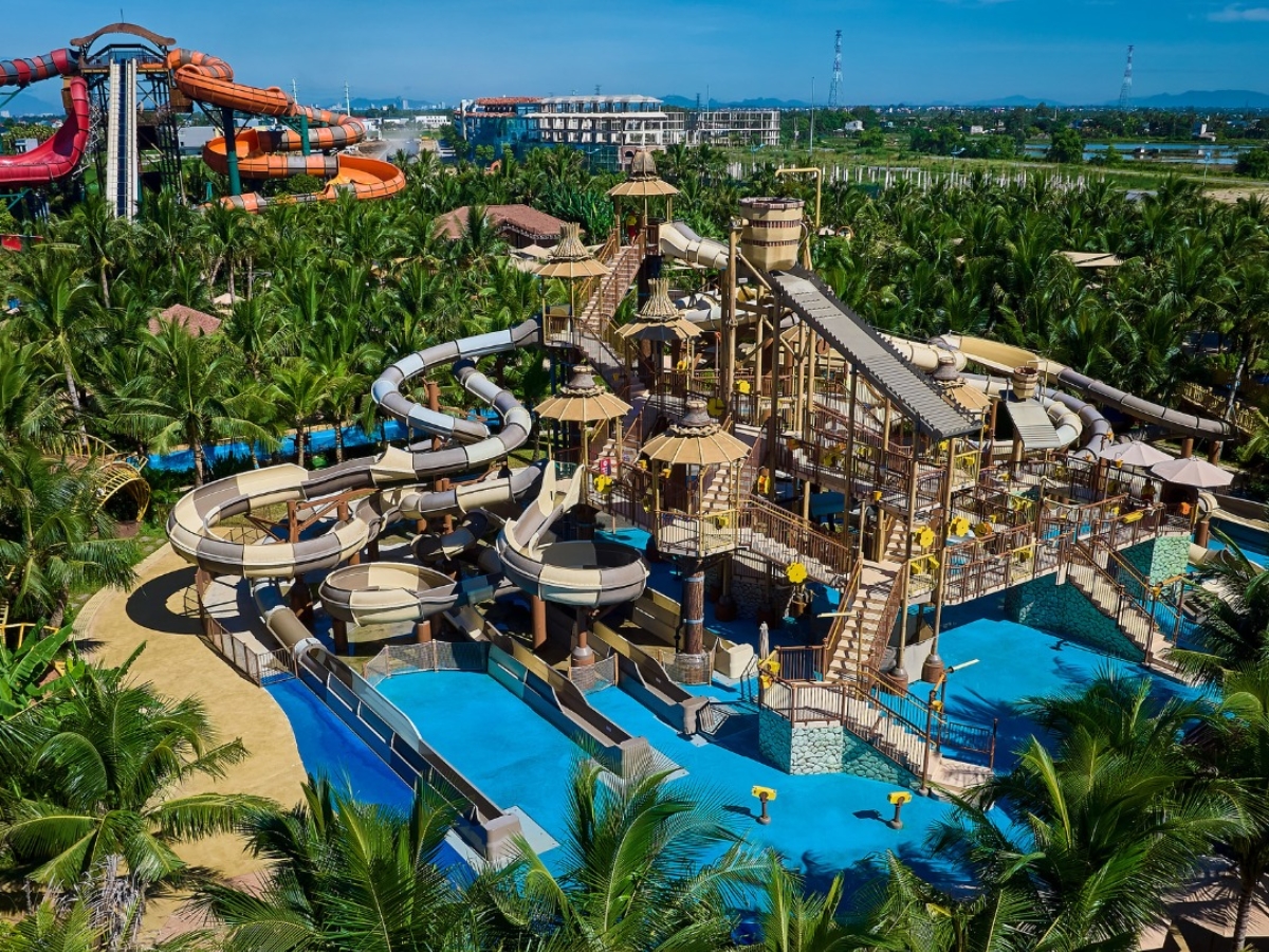 Du khách nên dành ngày đầu tiên để khám phá hàng loạt trò chơi nước sôi động tại Sun World Sam Son.