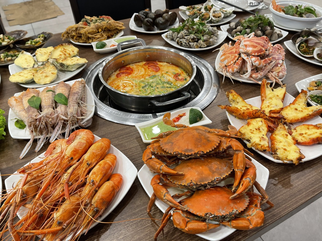 Những món ăn hải sản tươi ngon, được chế biến vô cùng hấp dẫn.
