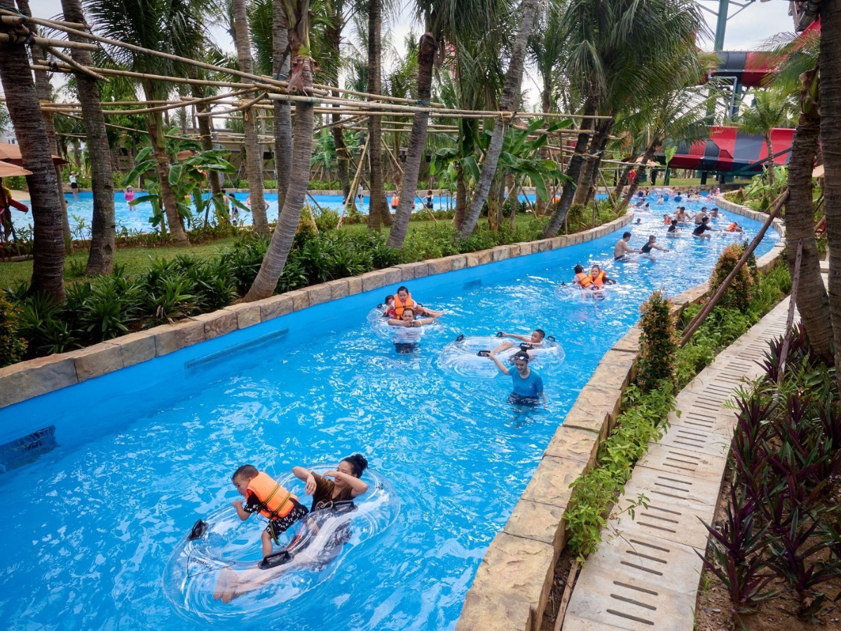 Cả gia đình cùng nhau thư giãn tại Sông Đơ Huyền Thoại.