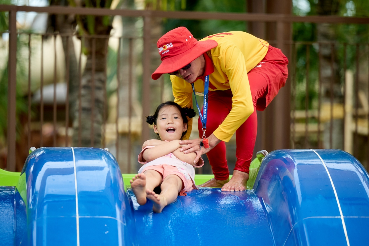 Bố mẹ nên cho con đi vào buổi sáng hoặc cuối buổi chiều để con có thể thoải mái vui chơi. 