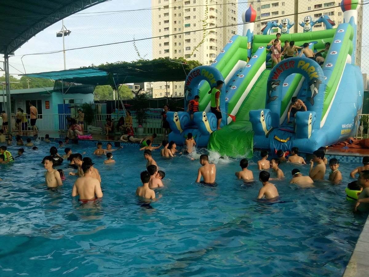Bể bơi giải trí VietKids nằm ngay trung tâm thành phố, thuận tiện di chuyển.