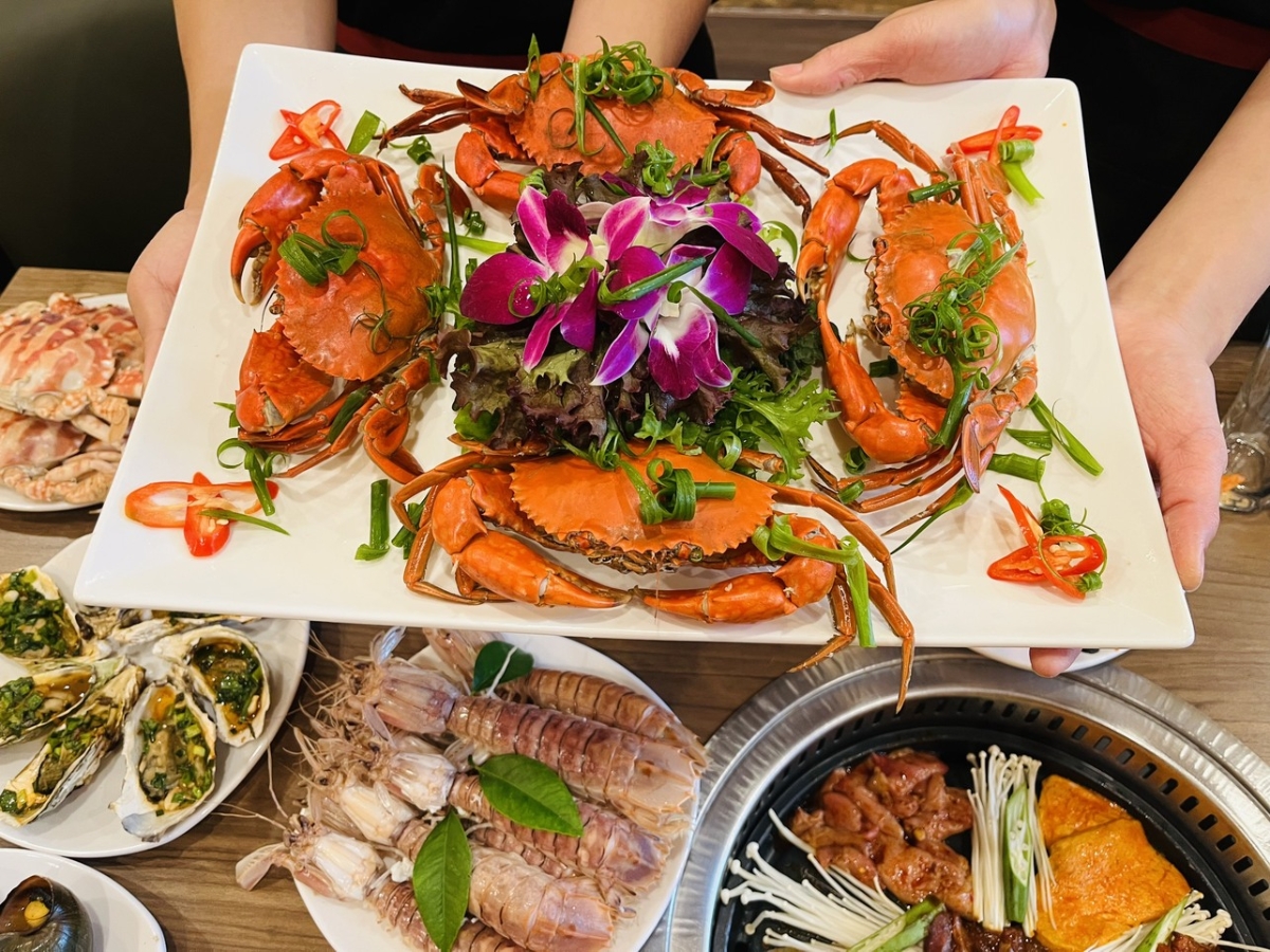 Những món ăn hải sản tươi ngon, được chế biến hấp dẫn.