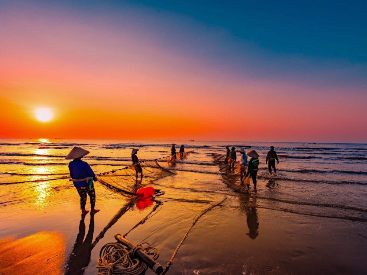 Đón bình minh tại bãi biển Sầm Sơn yên bình.