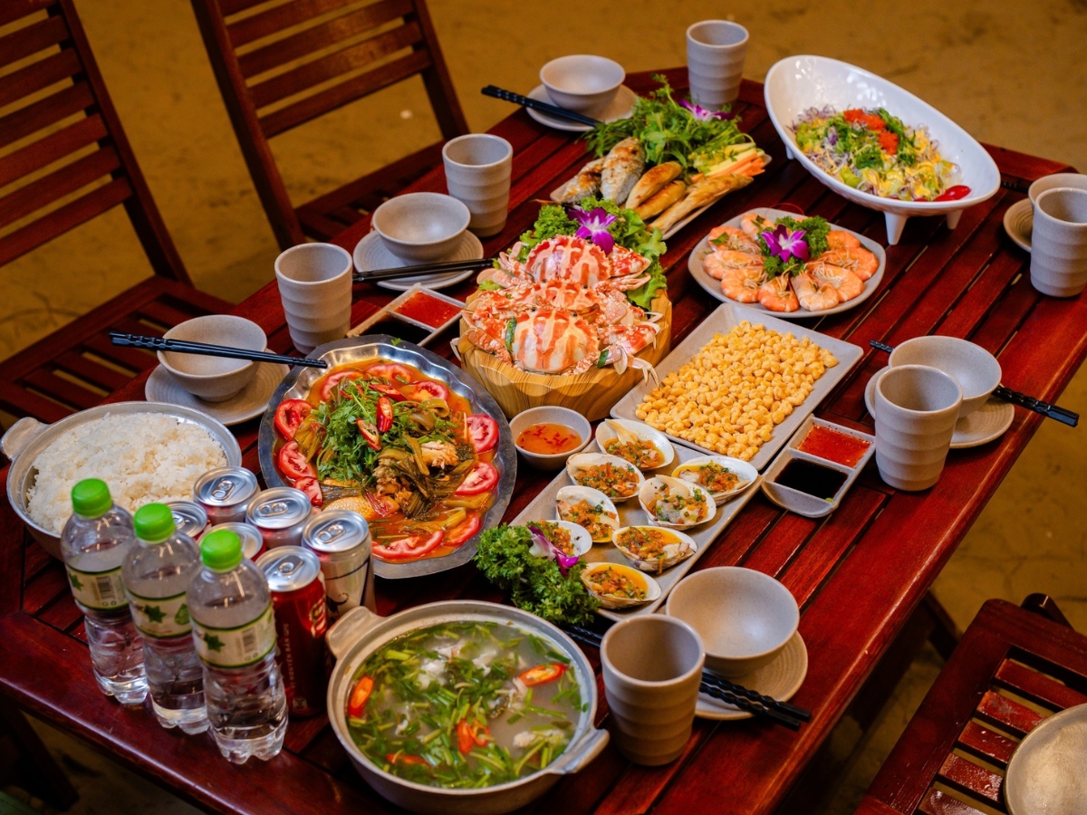 Những món ăn hải sản tươi ngon được chế biến vô cùng hấp dẫn. 
