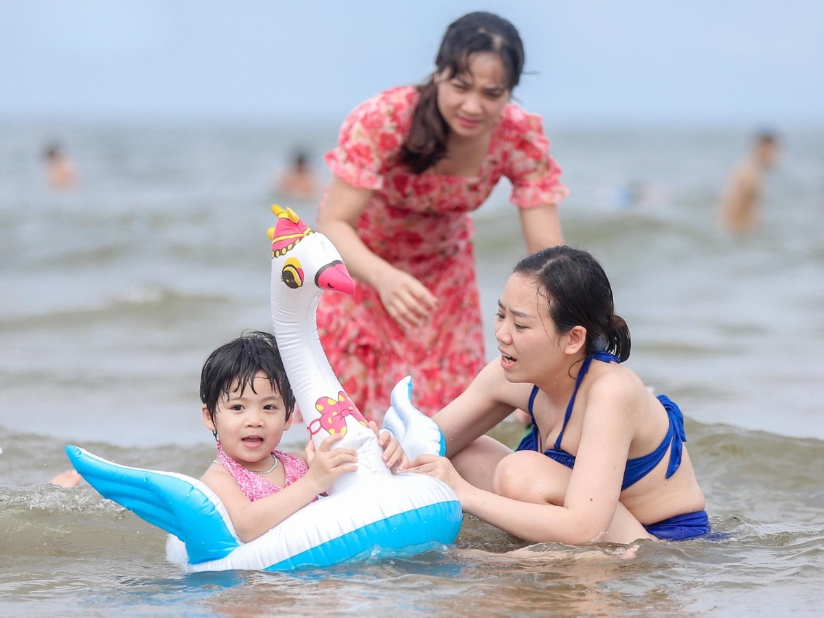 Du khách vui chơi và tắm biển Sầm Sơn.