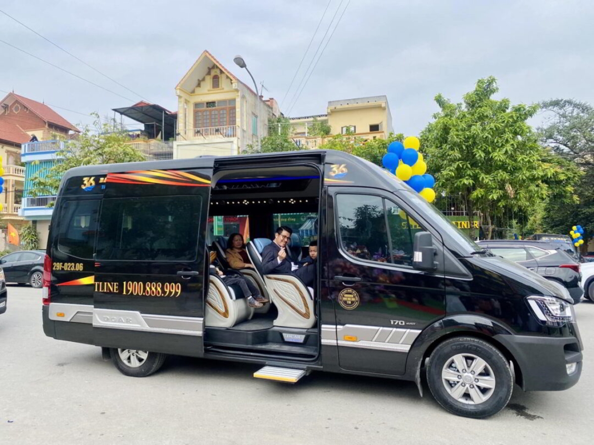 Di chuyển bằng limousine mang đến hành trình nhanh chóng, an toàn.