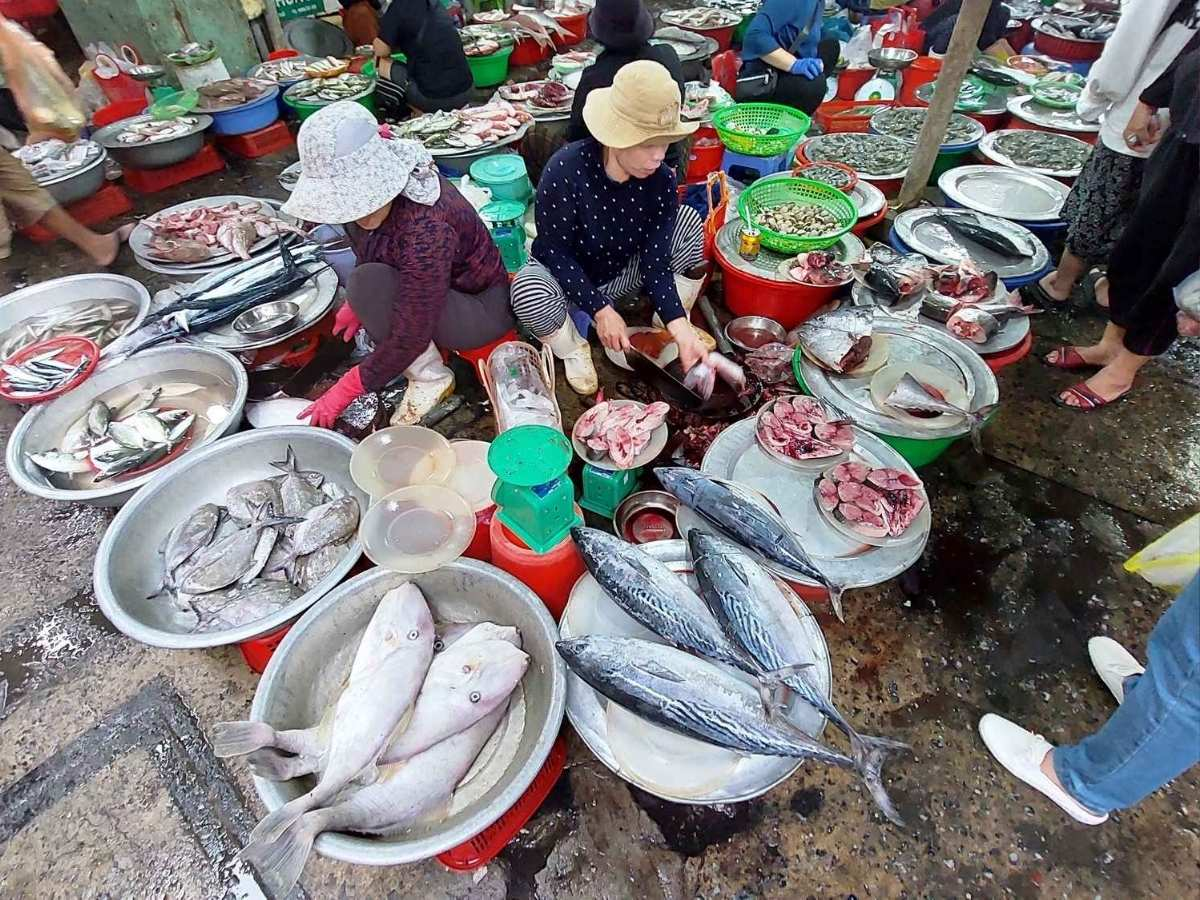 Chợ hải sản Sầm Sơn bày bán đa dạng loại hải sản tươi ngon.