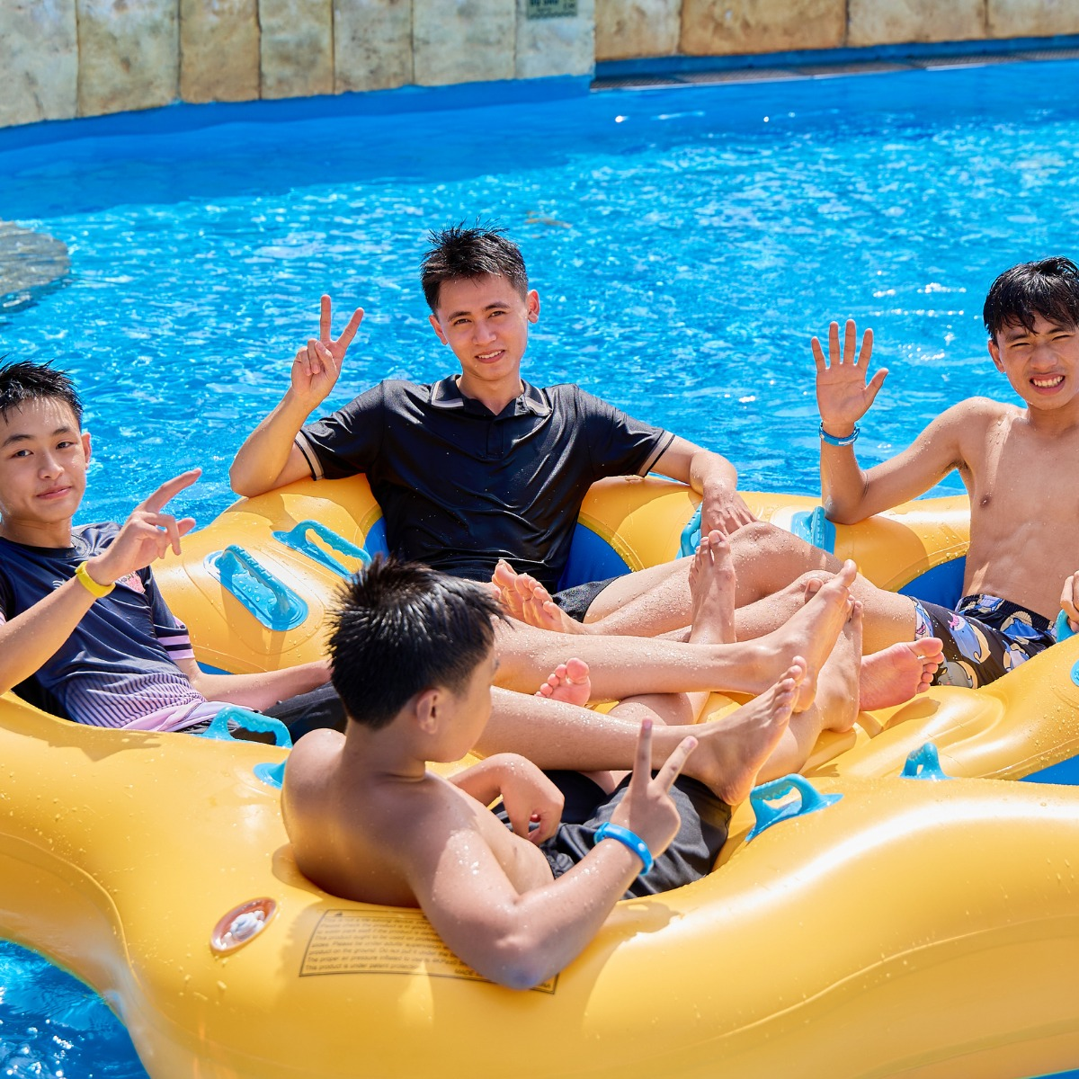Nhóm bạn thích thú khi trải nghiệm đường trượt cảm giác mạnh tại Sun World Sam Son.