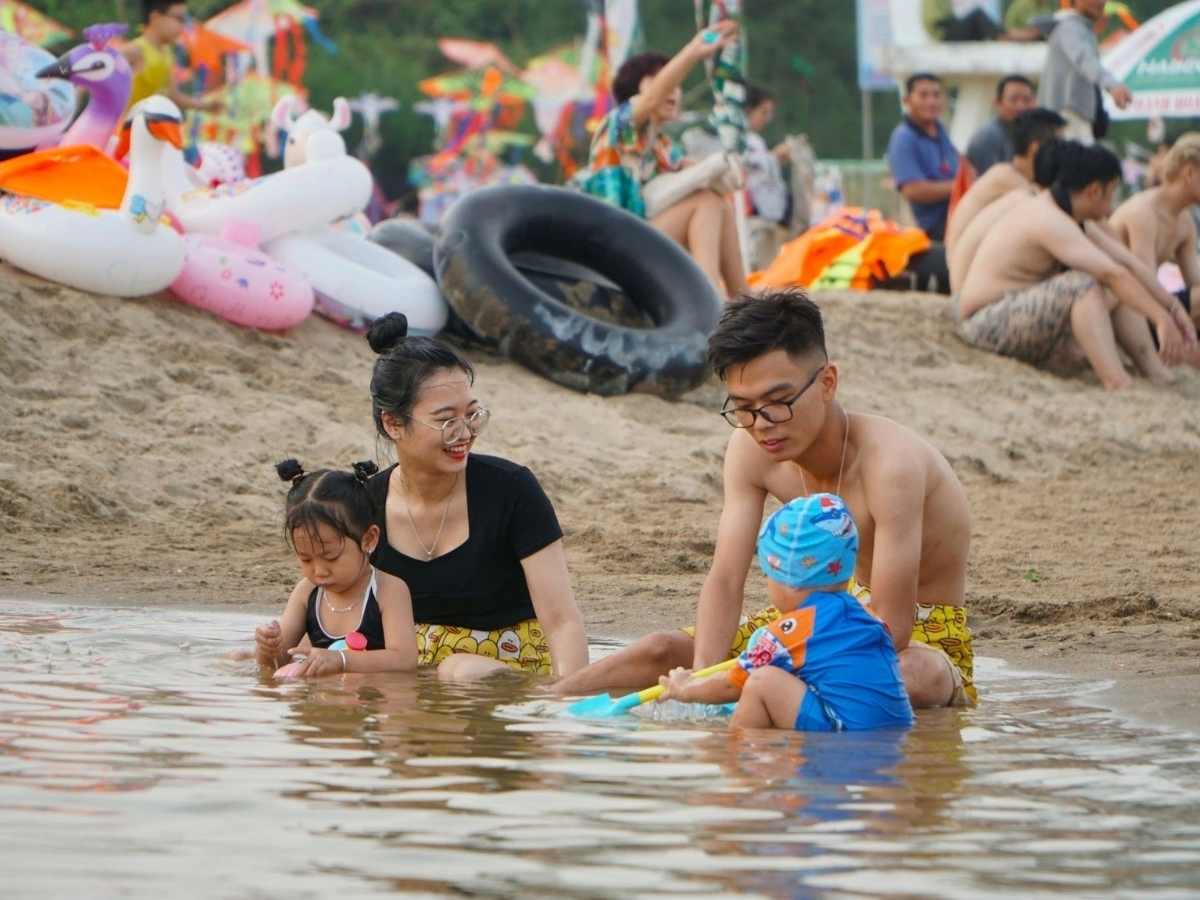 Tắm biển là trải nghiệm không thể thiếu khi du lịch Sầm Sơn.
