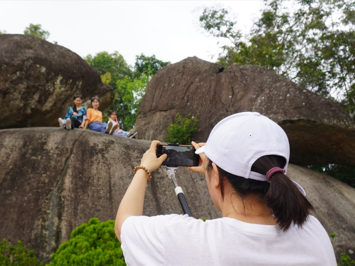 Ngày 2 du khách dành thời gian tham quan và check-in tại dãy núi Trường Lệ.