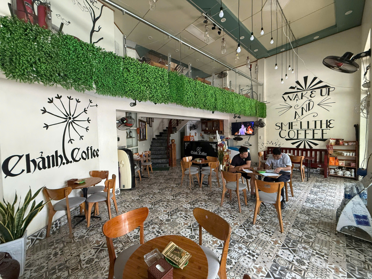 Du khách thư giãn và tận hưởng cảm giác yên bình tại quán cafe ven biển. 