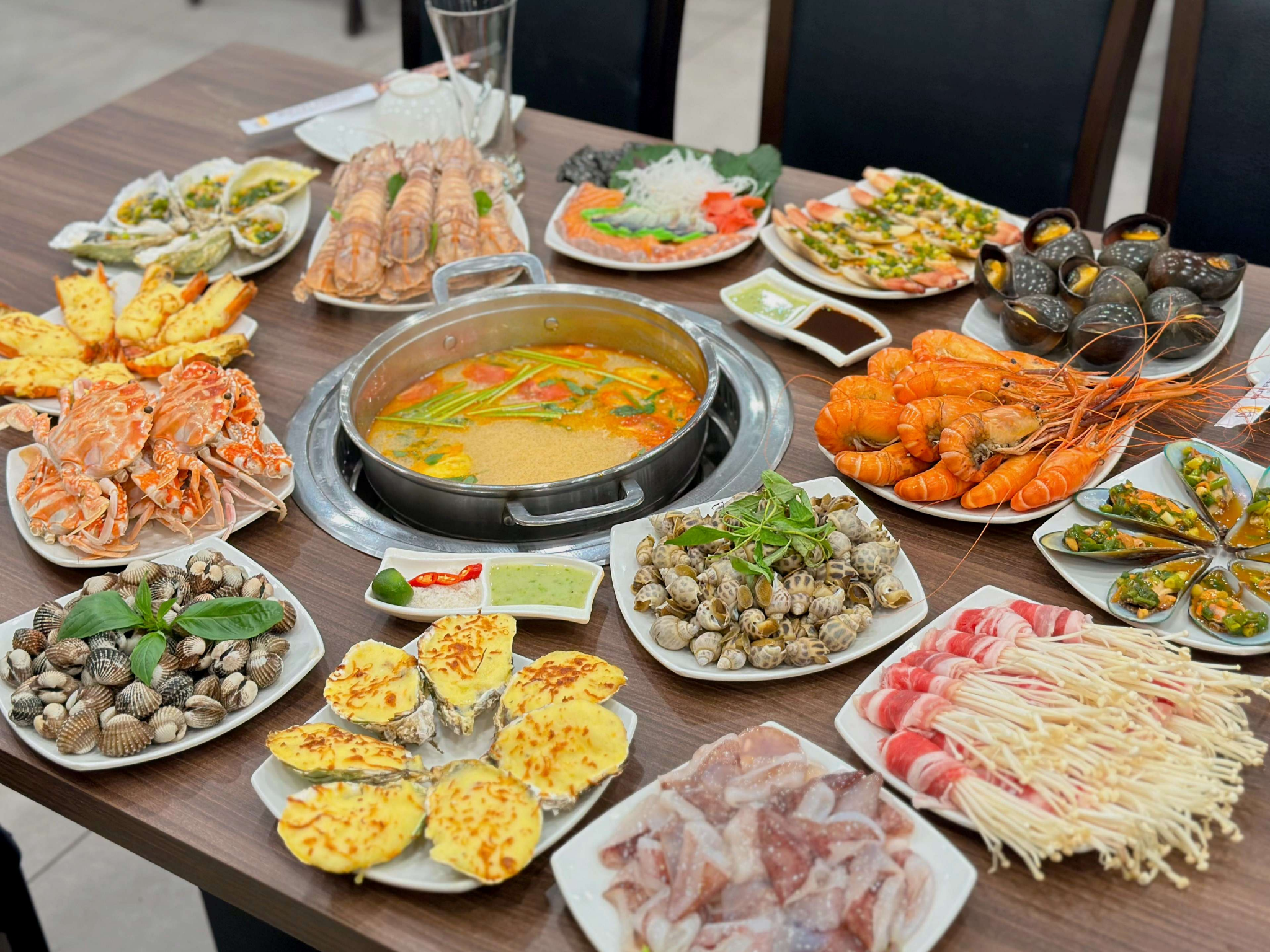Các món hải sản tươi ngon được chế biến vô cùng hấp dẫn.