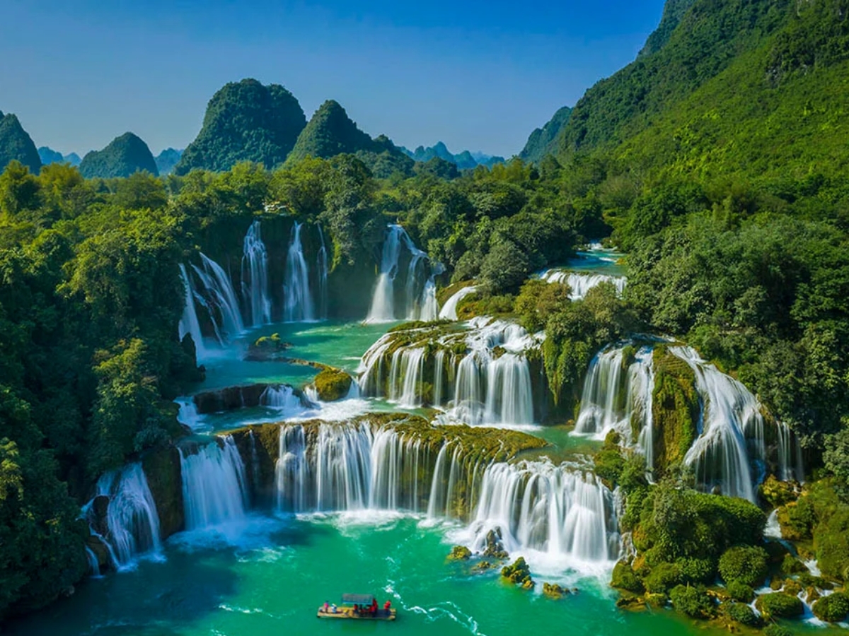 Khung cảnh thác nước hùng vĩ tại Thác Bản Giốc, Cao Bằng.