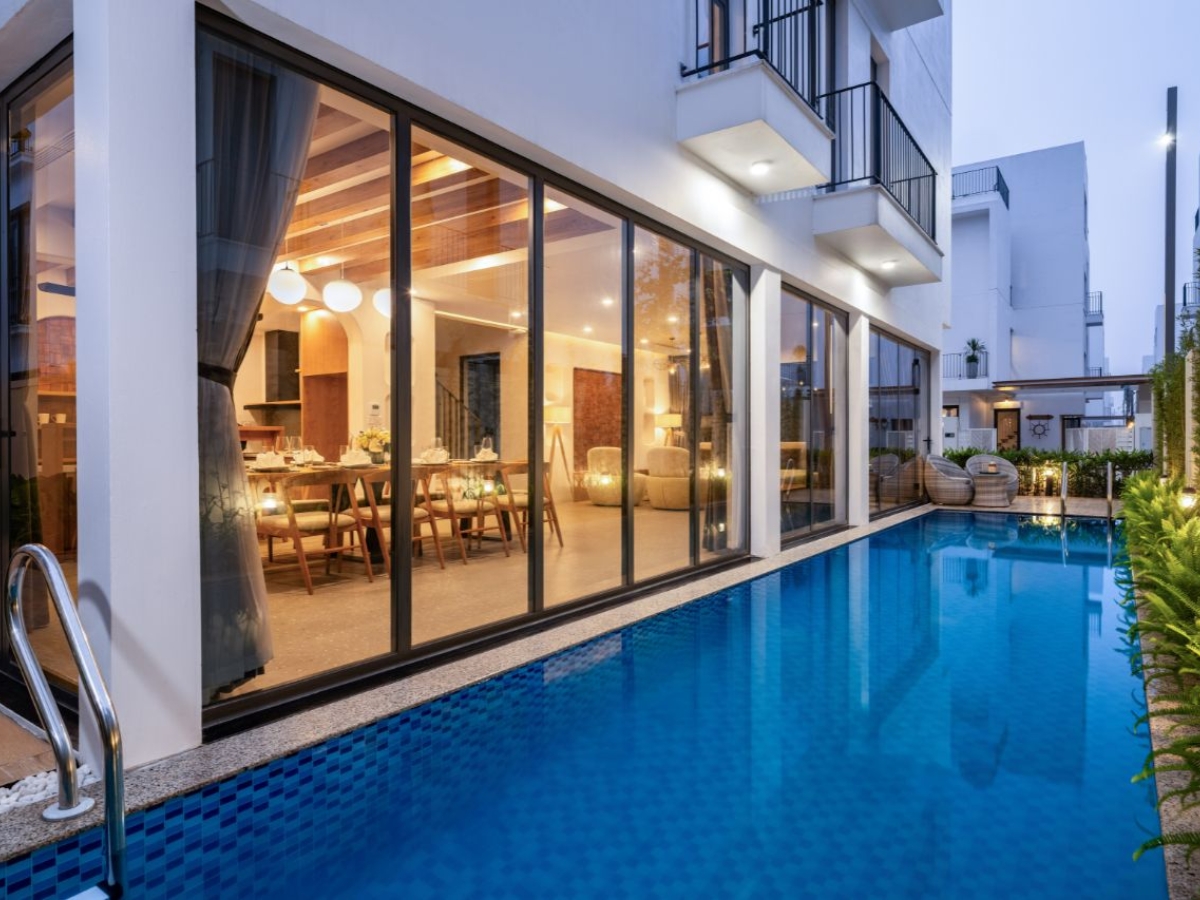 Khách sạn có không gian riêng tư và hồ bơi mang đến kỳ nghỉ thoải mái, thư giãn.