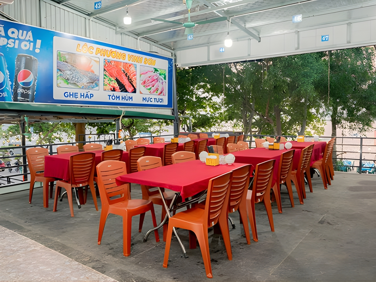 Không gian ăn uống tại nhà hàng Lộc Phương Vinh Sơn.
