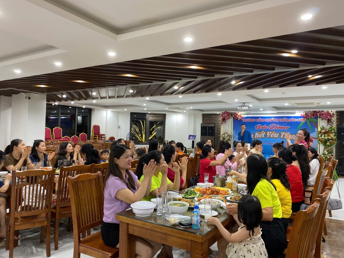  Du khách ăn uống, nạp năng lượng tại nhà hàng Sóng Thần. 