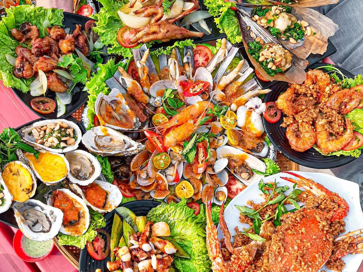 Những món ăn hải sản được chế biến thơm ngon, hấp dẫn. 