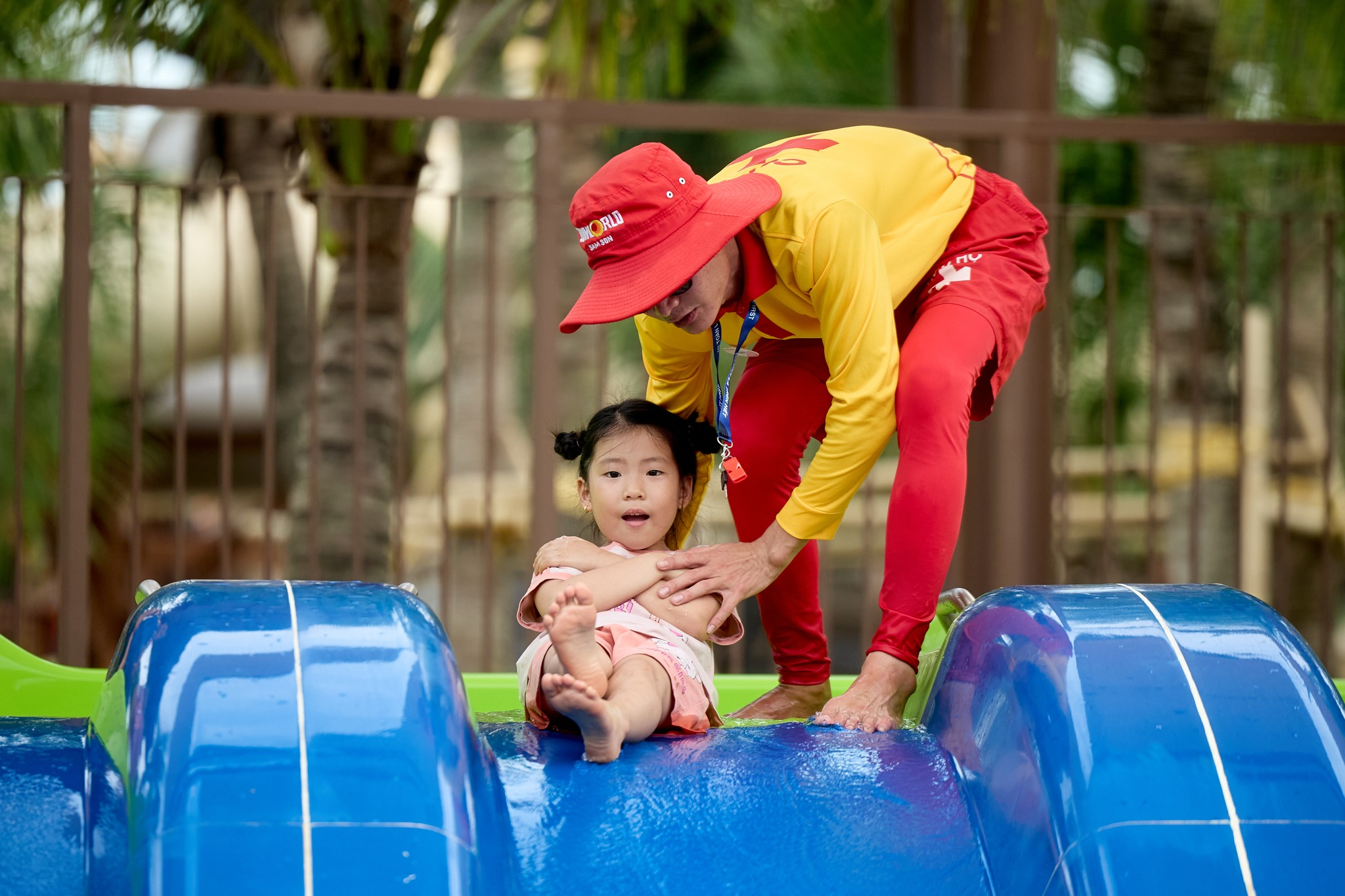 Đội ngũ nhân viên luôn túc trực, sẵn sàng hỗ trợ và đảm bảo an toàn trong quá trình vui chơi.