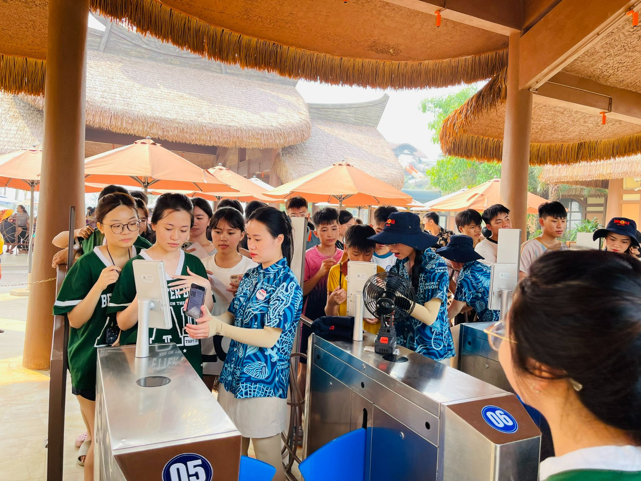 Du khách dễ dàng gửi ô tô và xe máy tại khu vực bãi đỗ của công viên