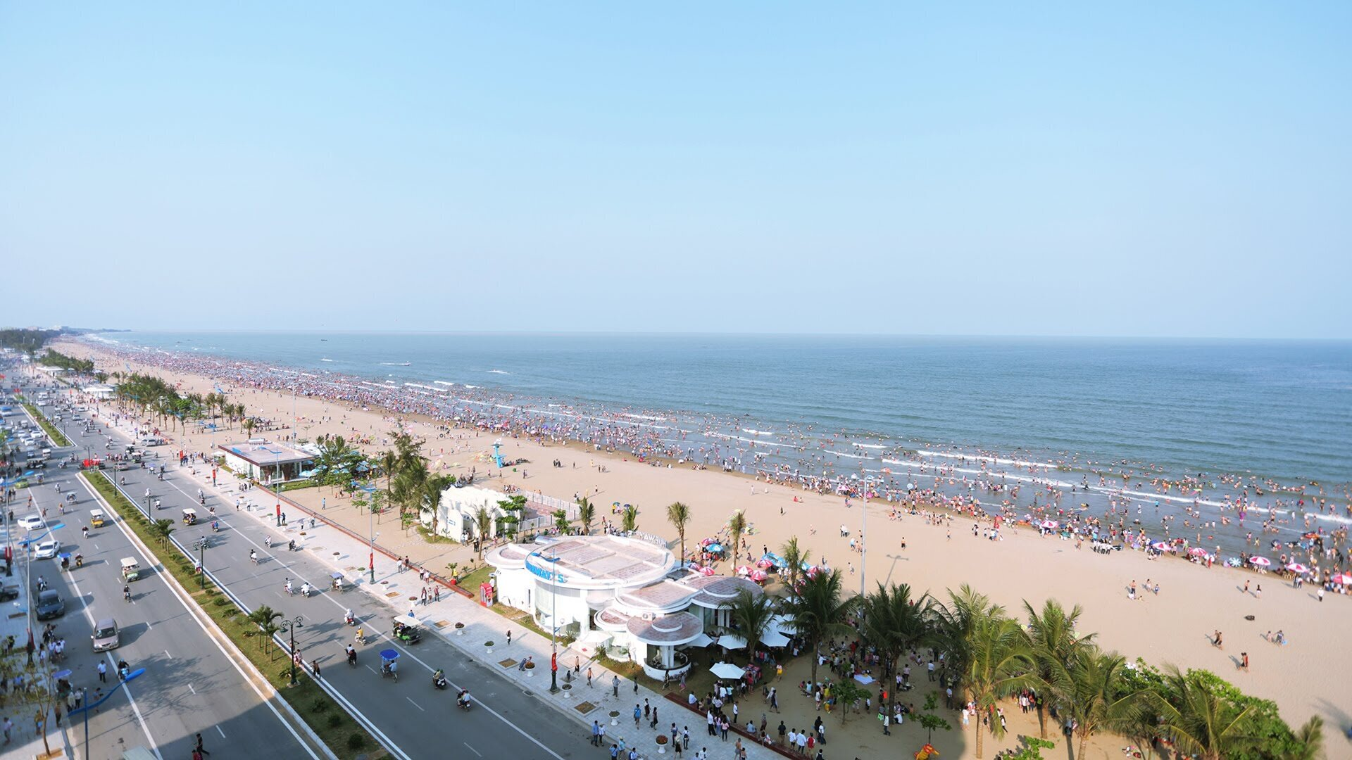 Sầm Sơn là điểm đến mùa hè được nhiều du khách yêu thích nhờ biển đẹp và không khí sôi động. 