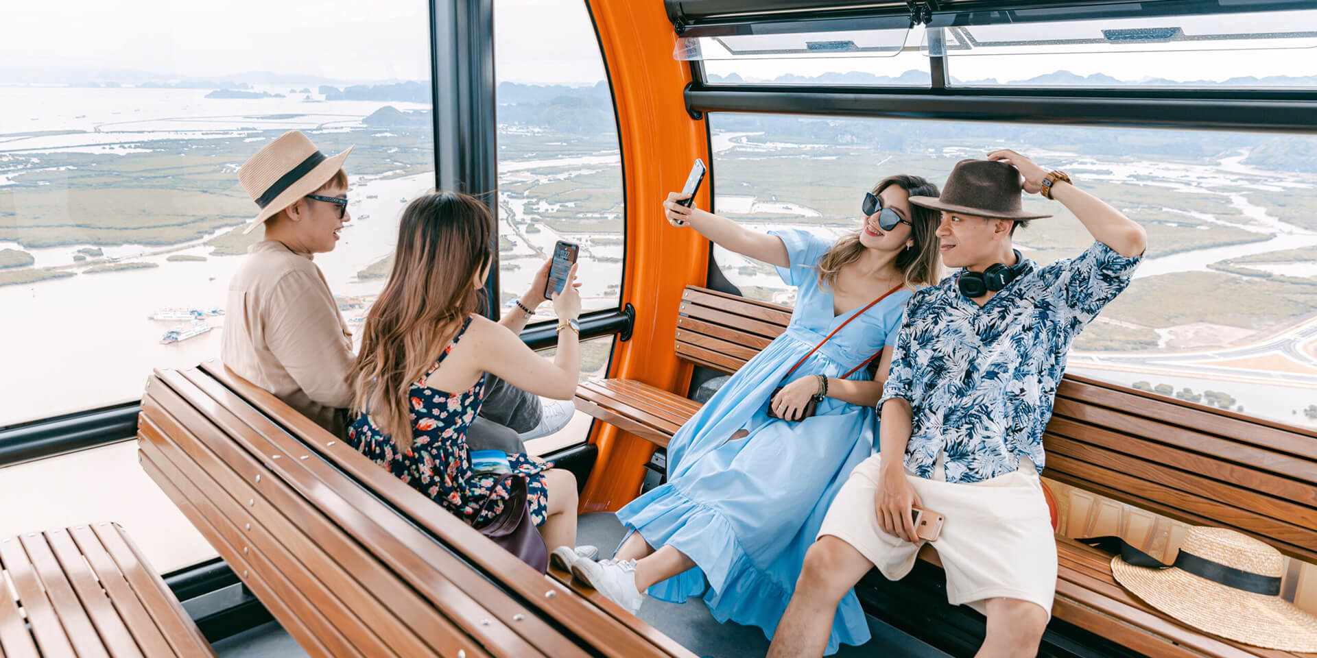 Cáp treo Cát Hải – Phù Long mang đến trải nghiệm ngắm biển từ trên cao tại Cát Bà. 