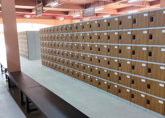 Hệ thống locker thông minh giúp du khách yên tâm vui chơi cả ngày.