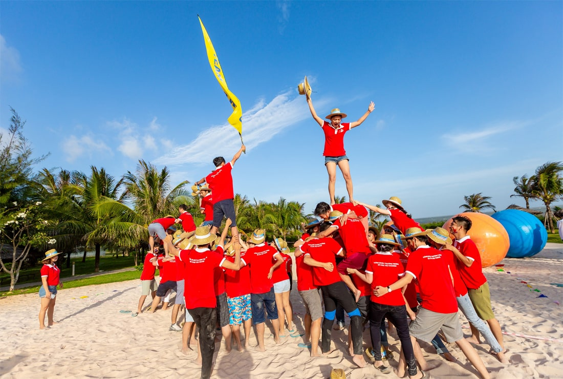 Không gian bãi C sôi động với các hoạt động team building và vui chơi trên biển.