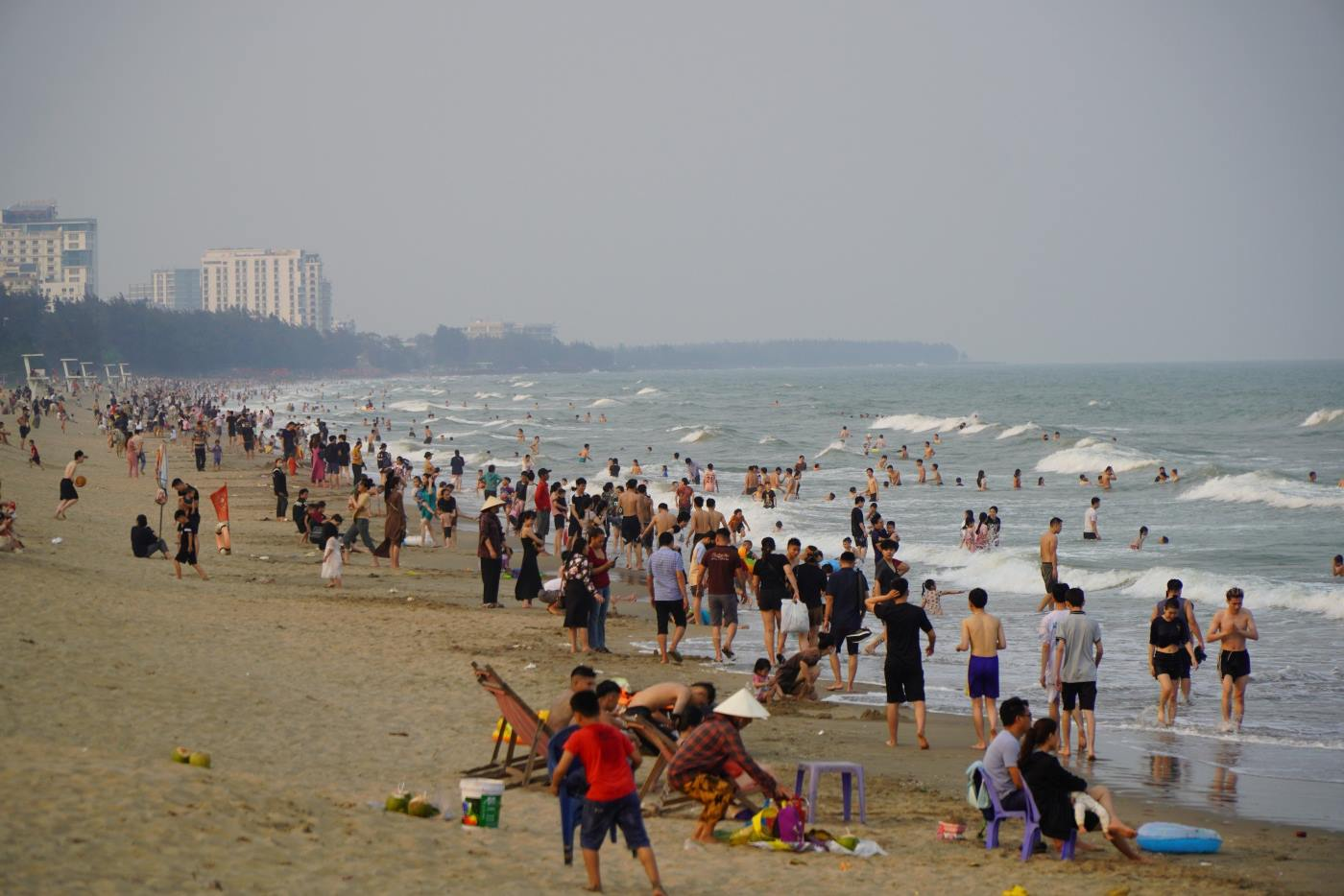 Bãi A nhộn nhịp với đông đảo du khách vui chơi và tắm biển vào mùa hè.