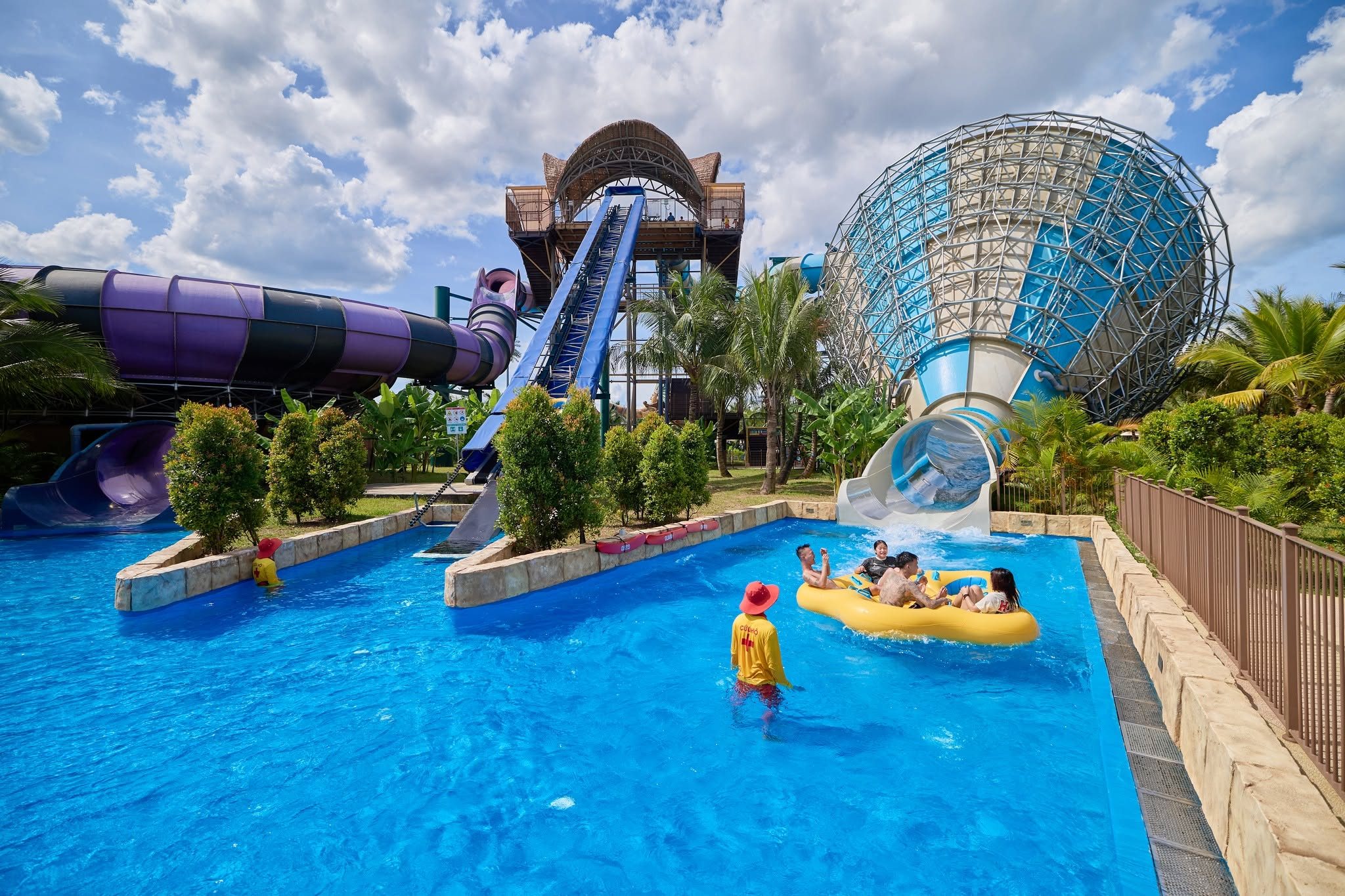 Du khách chinh phục đường trượt Hàm Cá Mập tại Sun World Sam Son.