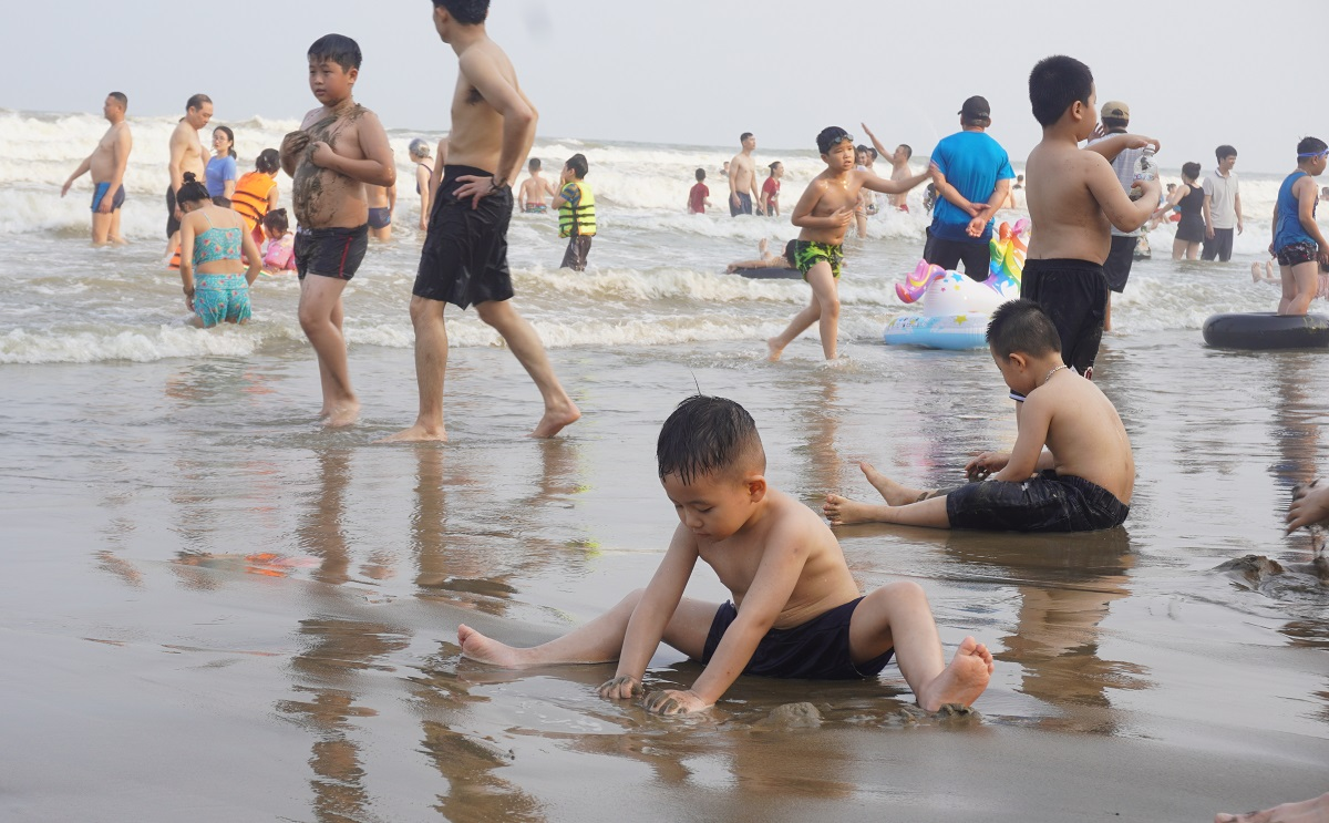 Bãi tắm B có sóng biển vừa phải và bãi cát rộng, phù hợp với các gia đình.