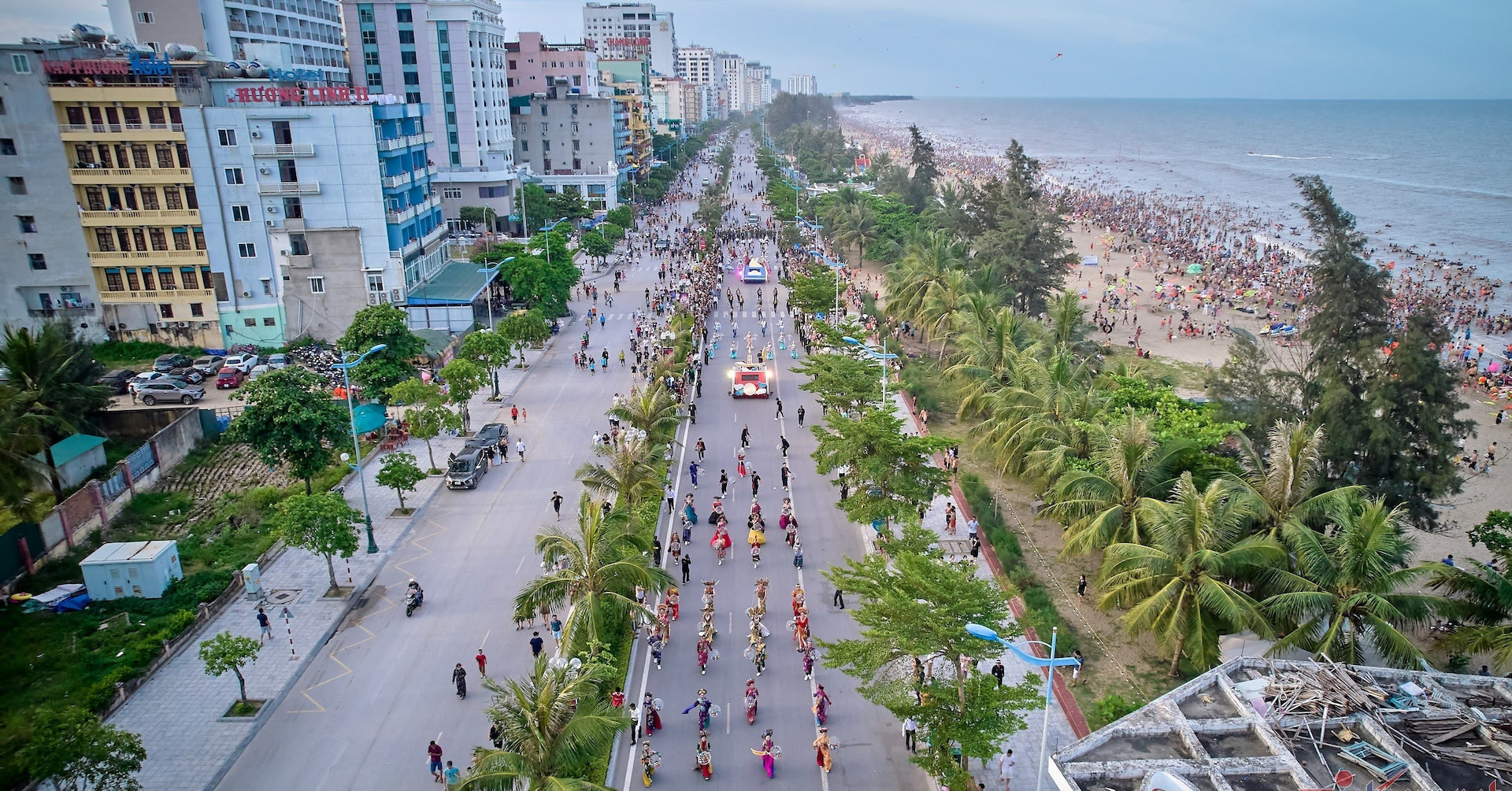 Bãi đỗ xe ven biển Sầm Sơn đông phương tiện vào mùa cao điểm du lịch.