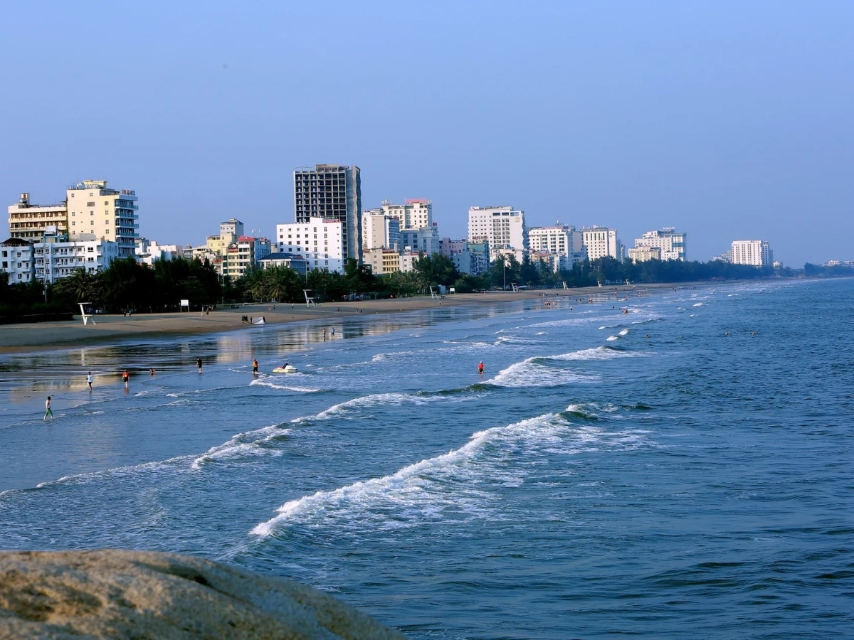Khung cảnh biển Sầm Sơn yên tĩnh vào buổi sáng, thích hợp để thư giãn và ngắm bình minh